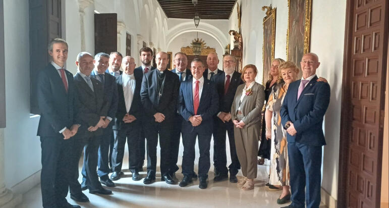 La Agrupación de Hermandades y Cofradías de Córdoba presenta al nuevo Obispo su labor evangelizadora