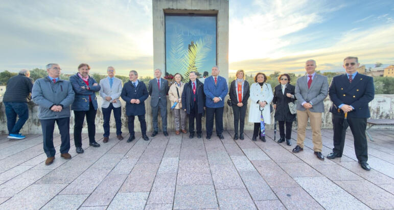 Córdoba rinde homenaje a los mártires con una ofrenda floral en el Puente Romano