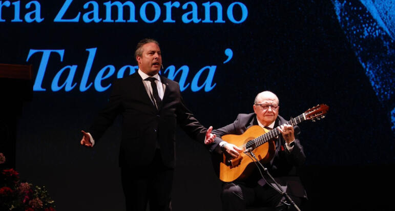 Rafael Butelo da voz a la saeta en una Exaltación renovada en el Teatro Góngora