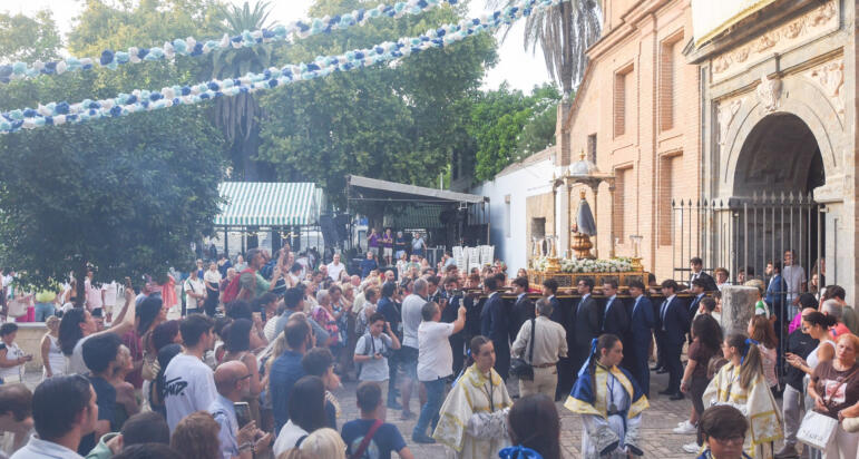 La juventud cordobesa camina con su Patrona